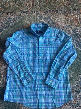 VINEYARD VINES WHALE SHIRT MENS SZ LG….WORN/WASHED ONE TIME…EXCELLENT CONDITION!